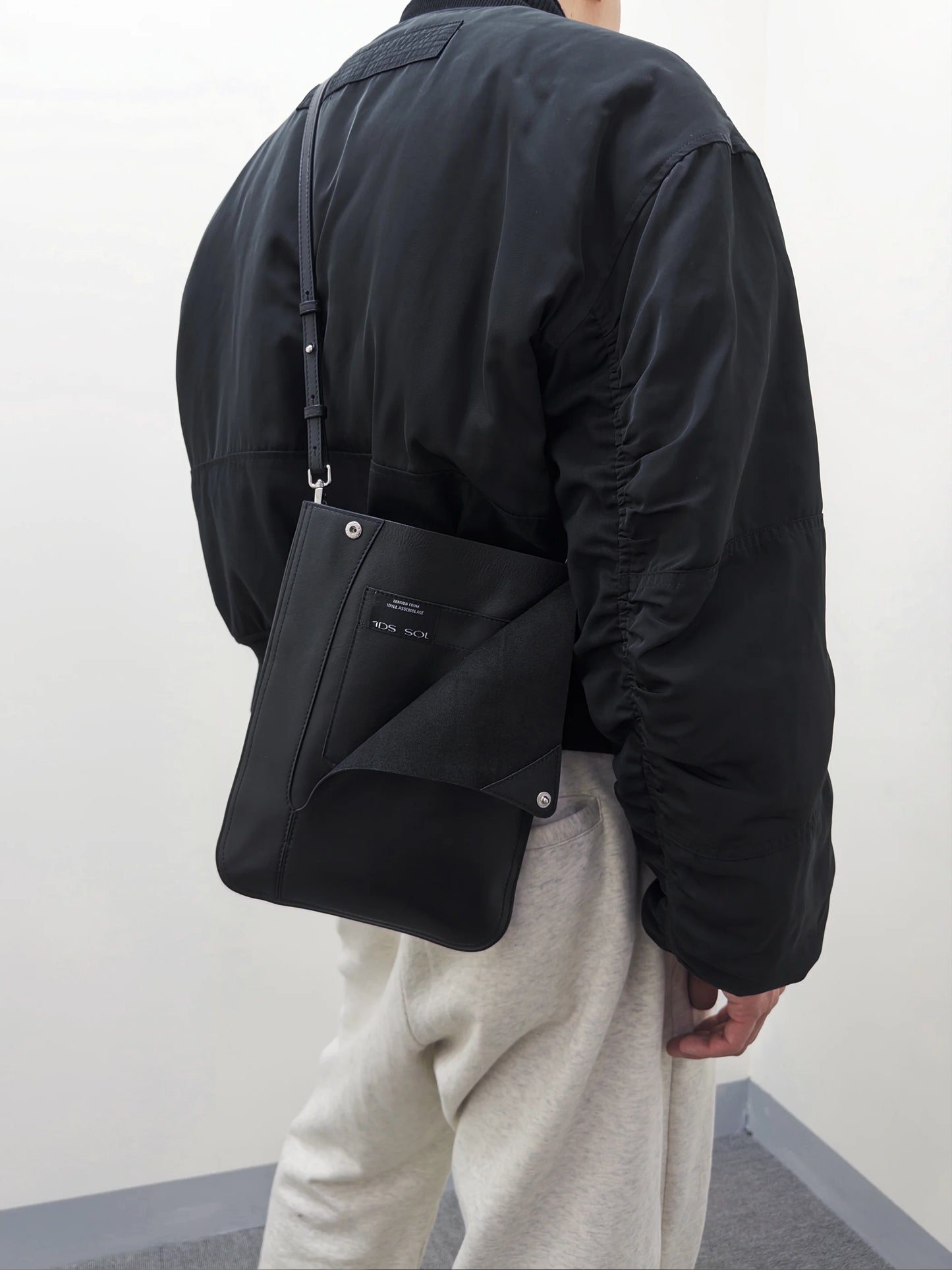 1ds Dimple Flap Crossbody Black Calf Leather (Black)