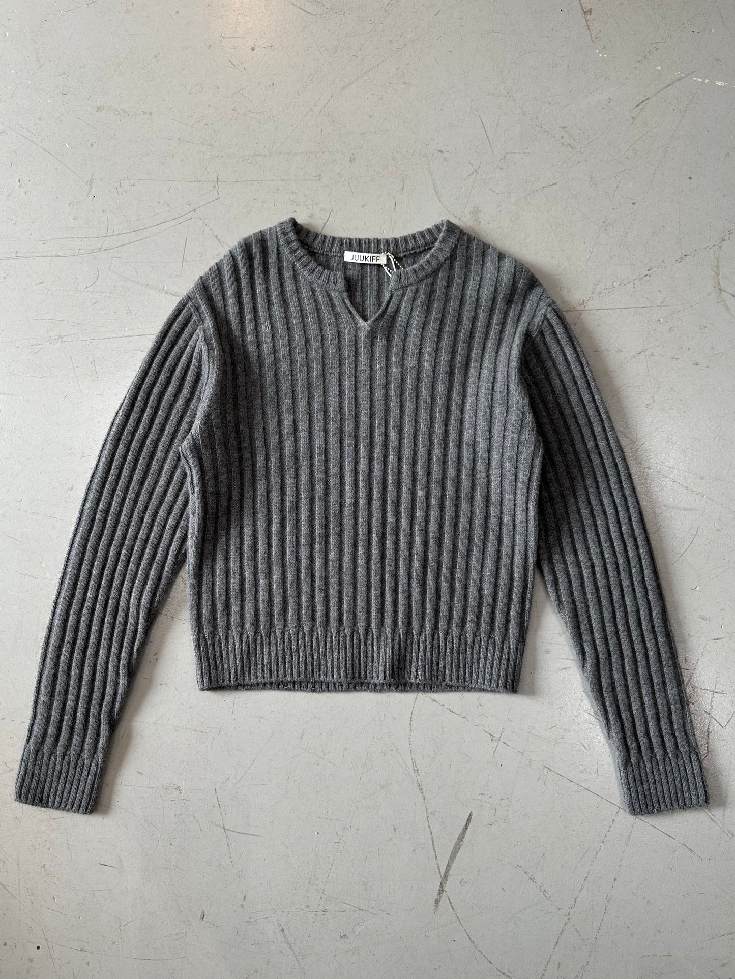 DISTRESSED SPLIT-NECK PULLOVER IN WOOL MELANGE GRAY