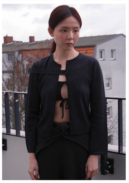 BUTTONED STRAP CARDIGAN IN MIXED WOOL DARK GRAY